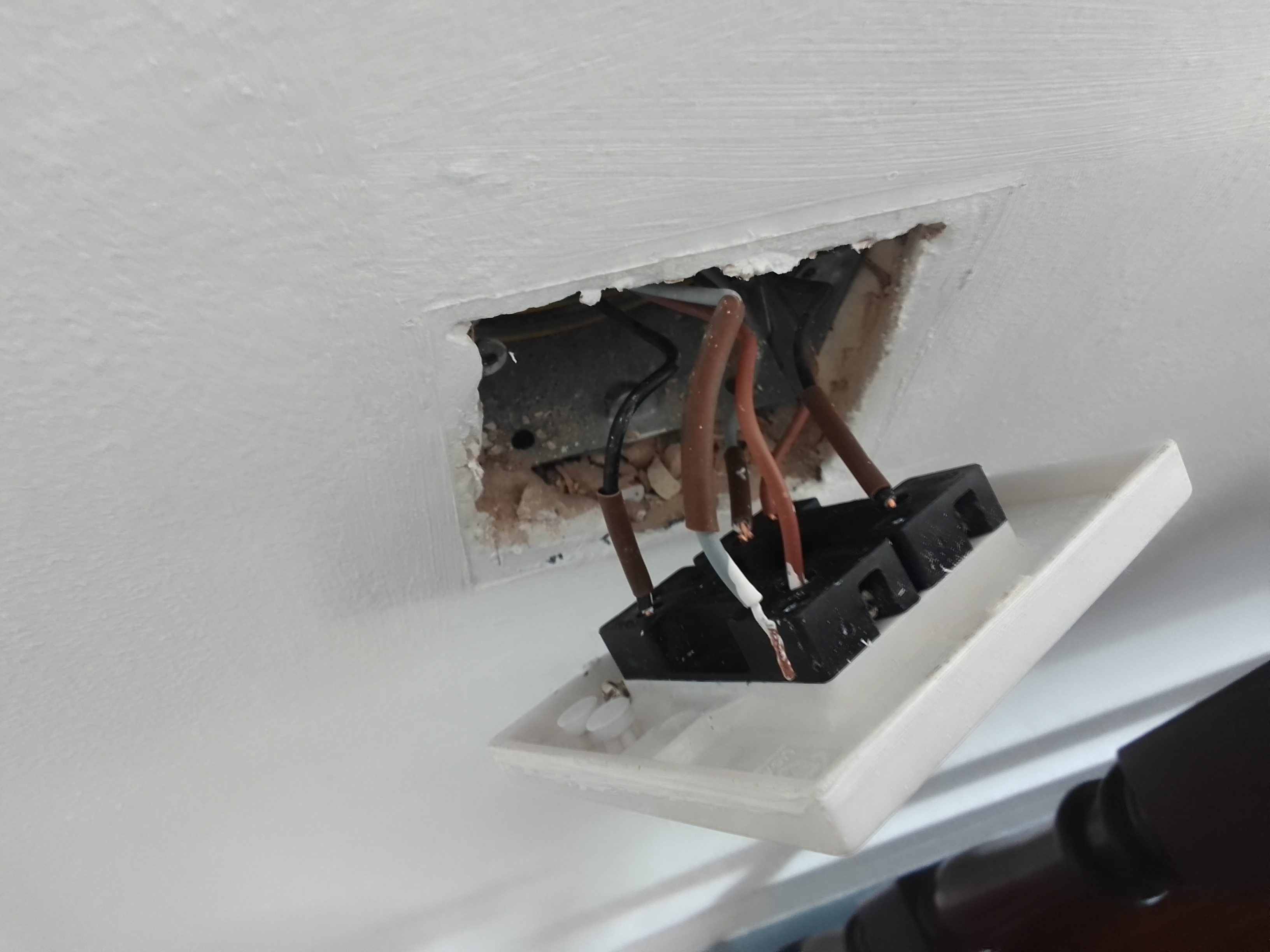 Disconnected conductor identified at an internal light switch