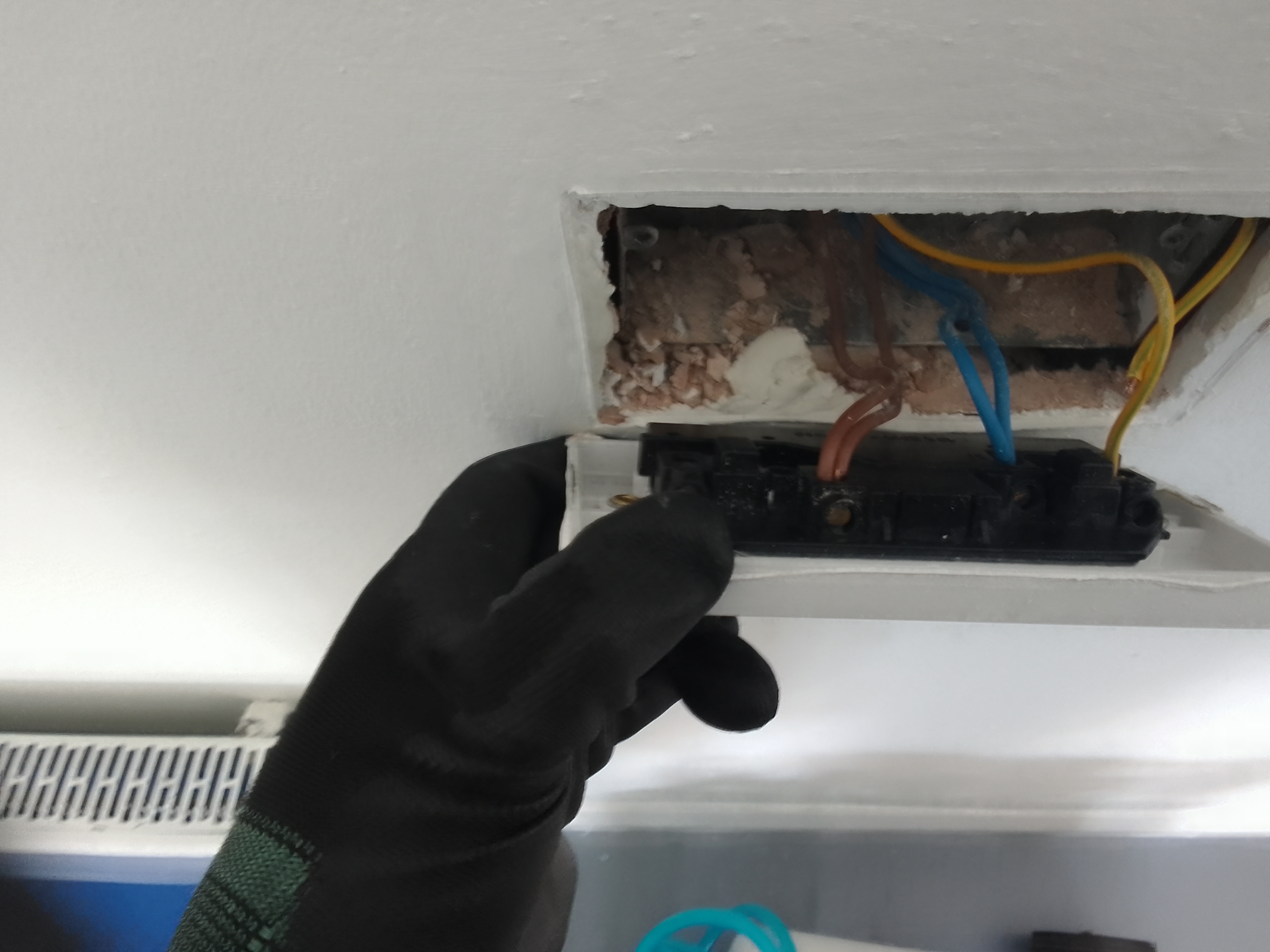 Detached earth conductor identified behind a socket