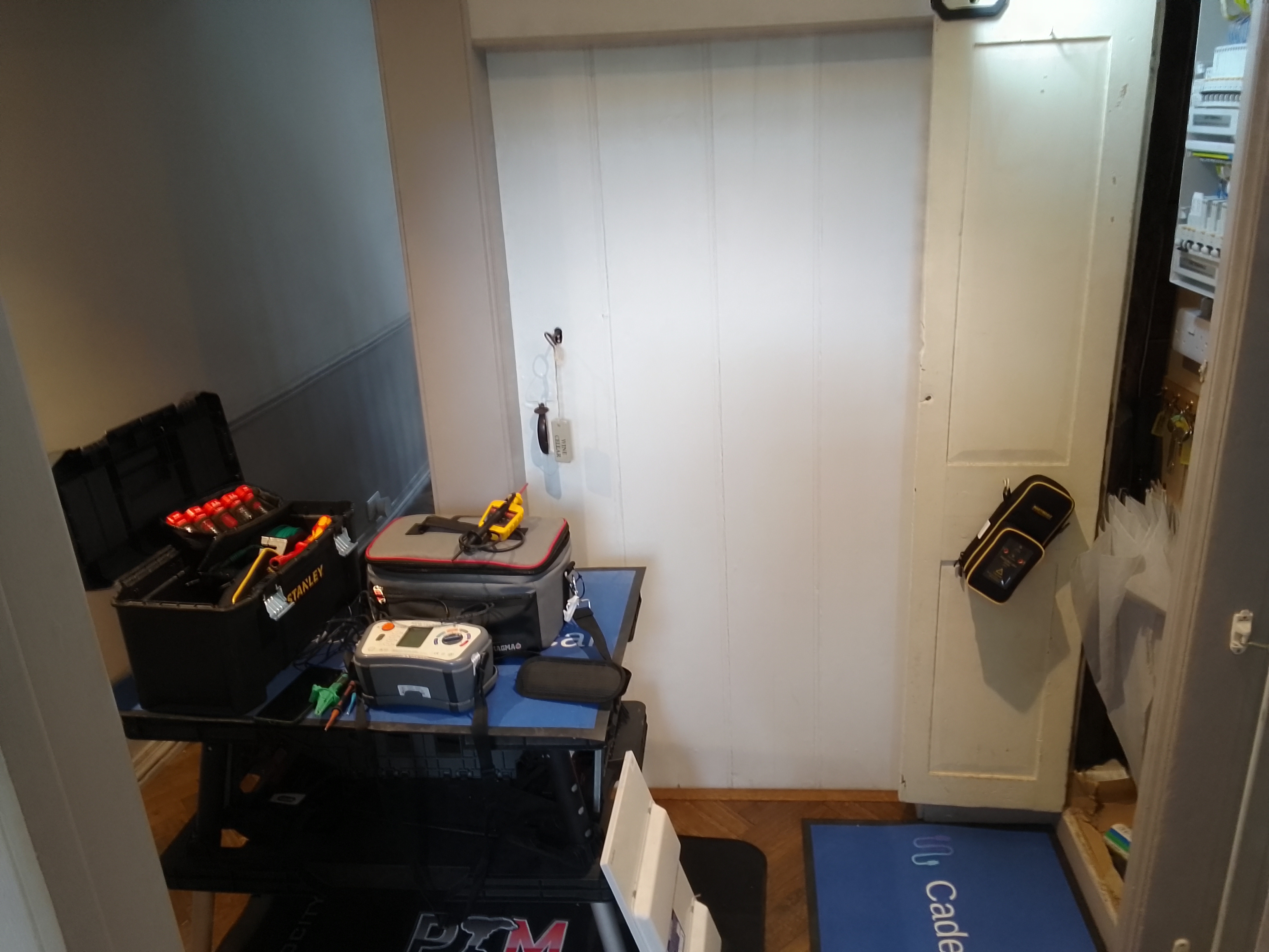 Electrical tools and protective matting prepared neatly before work